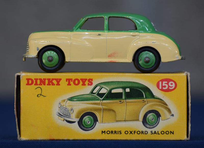 “Morris Oxford saloon”. Een modelauto in originele doos.