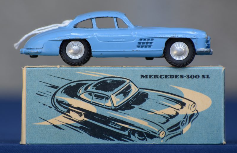 “Mercedes 300 SL”. Een modelauto in originele doos.