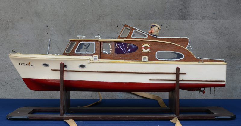 “Catalina”. Een modelboot met elektromotor. Schade.