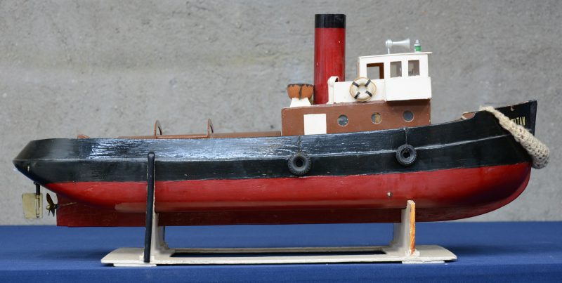 “Titan”. Een modelboot met elektromotor.