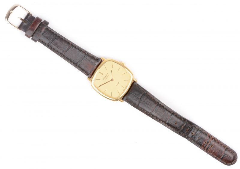 Een 18 karaats geel gouden horloge met lederen polsband. Quartz.