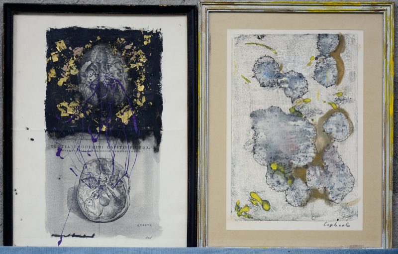 Twee abstracte kunstwerken, waarbij één als litho, de andere met verf en bladgoud op een oude gravure. Bijde gesigneerd.