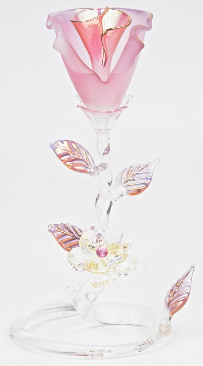 Een sierstuk van glas en kristal in de vorm van een bloem. Italiaans werk.