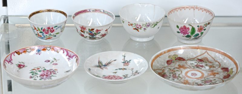 Drie schoteltjes en vier kopjes van Chinees porselein met meerkleurige bloemendecors. XVIII en XIXe eeuw. Enkele haarscheurtjes.