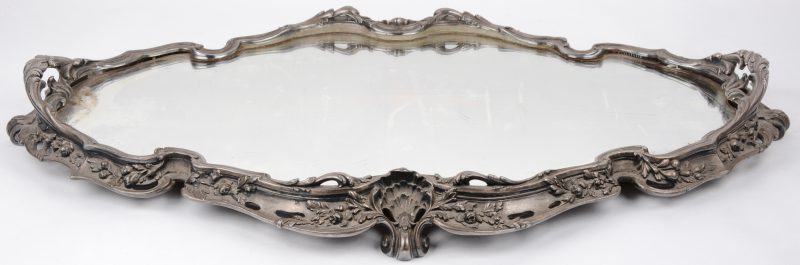 Een plateau in Lodewijk XV-stijl van bewogen vorm met twee oren. Verzilverd metaal en spiegelglas. Merk V.S. met een driemaster.