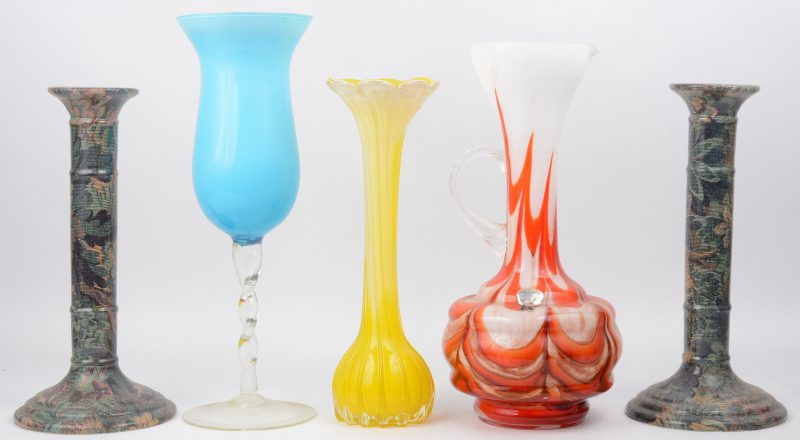 Drie diverse glazen van veelkleurig opaalglas, evenals een paar kandelaars van Italiaans porselein met gedrukt decor (onderaan gemerkt).
