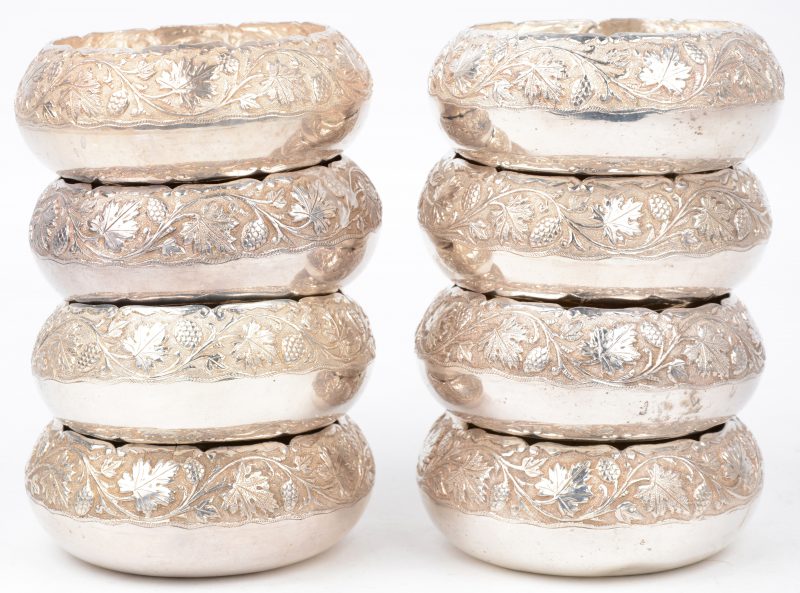 Een serie van acht ronde zilveren schaaltjes met een mooie gedreven druivelaarrand. Zonder merken.