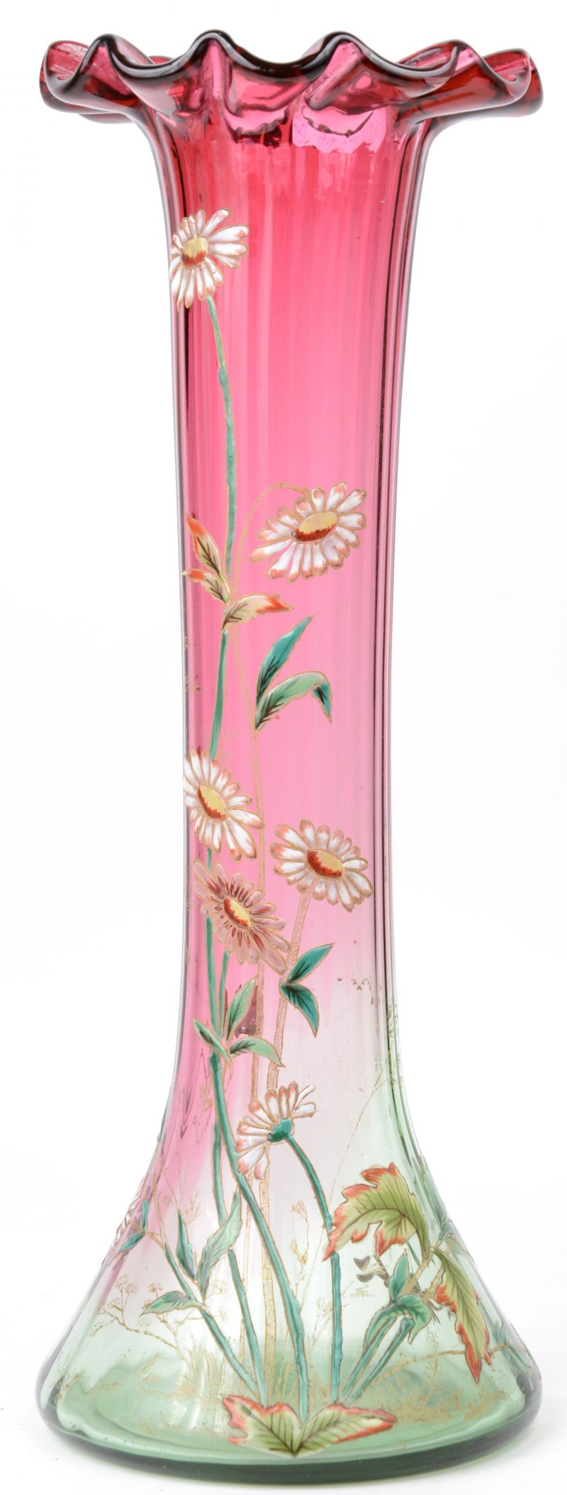 Een vaas van tweekleurig glas met een handgeschilderd emaildecor van bloemen. Omstreeks 1900.
