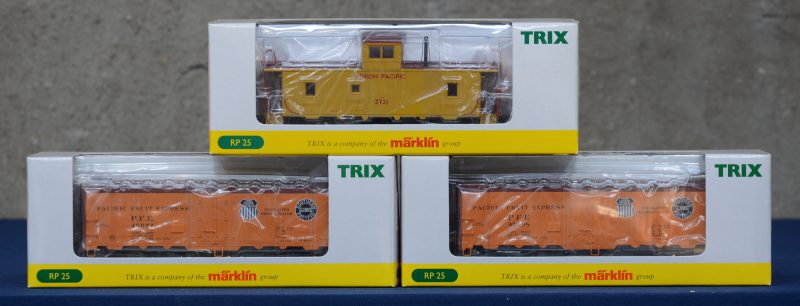 Twee koelwagons van de Pacific Fruit Express en een caboose van de Union Pacific. Schaal HO. in originele dozen.
