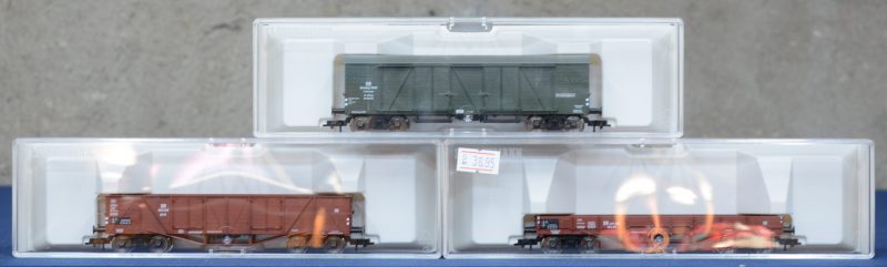 Drie verschillende goederenwagons van de Duitse spoorwegen op schaal HO. In originele dozen.