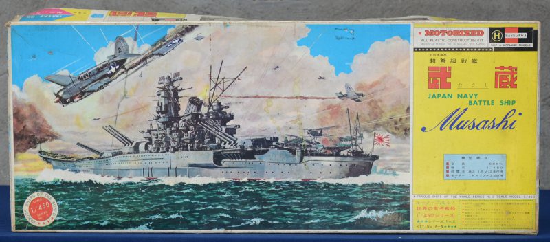 “Japan Navy Battle Ship Musashi”. Een bouwpakket op schaal 1/450 met elektromotor. Compleet en in originele doos. Instructies in Japans.