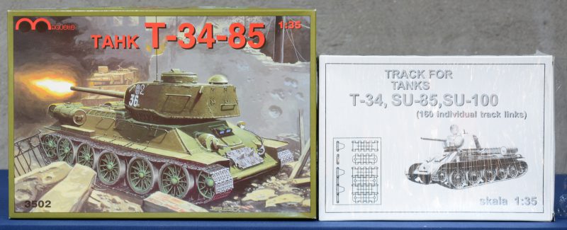 “T-34-85 tank”. Een bouwpakket op schaal 1/35. We voegen er een set extra rupsbanden aan toe. Compleet en in originele dozen.