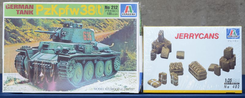 “Panzerkampfwagen 38t” Een bouwpakket. Compleet en in originele doos. Bijgevoegd een uitbreidingsset jerrycans.