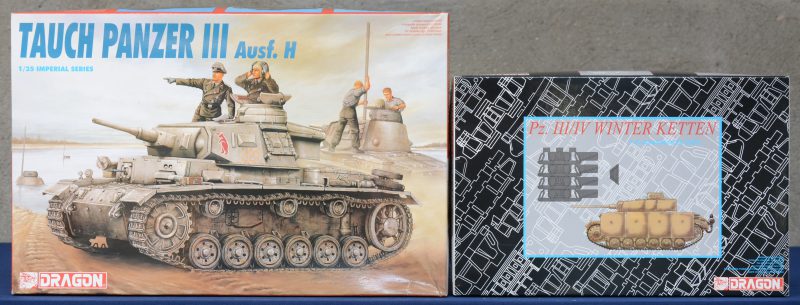 “Tauch Panzer III”. Een bouwpakket op schaal 1/35. Compleet en in originele doos. We voegen er een uitbreidingsset winterkettingen aan toe.