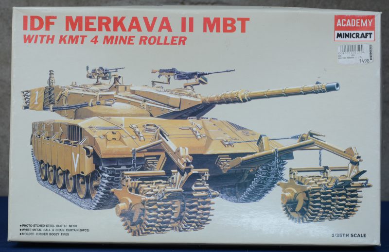 “IDF Merkava II MBT met KMT-4 mijnenroller”. Een modelbouwkit op schaal 1/35. compleet en in originele doos.