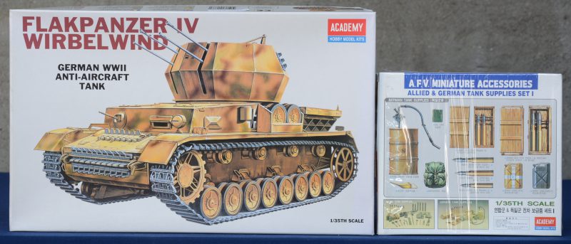 “Flakpanzer IV Wirbelwind”. Een modelbouwkit op schaal 1/35. Bijgevoegd een uitbreidingsset met tankuitrusting.