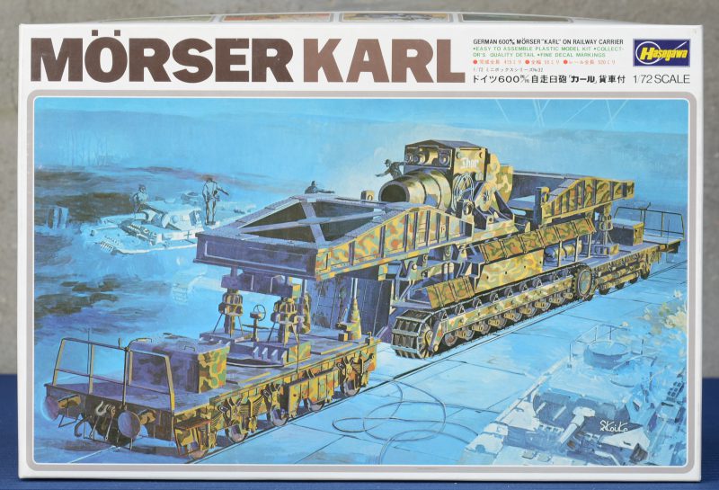 “Mörser kanon ‘Karl’ op spoorwagon”. Een bouwpakket op schaal 1/72. Compleet en in originele doos.