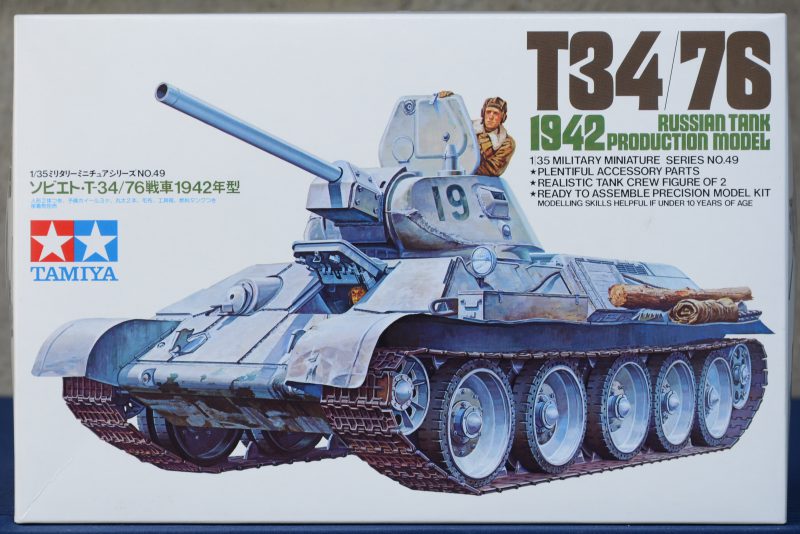 “T34/76 model 1942”. Een modelbouwkit op schaal 1/35. Compleet en in originele doos.