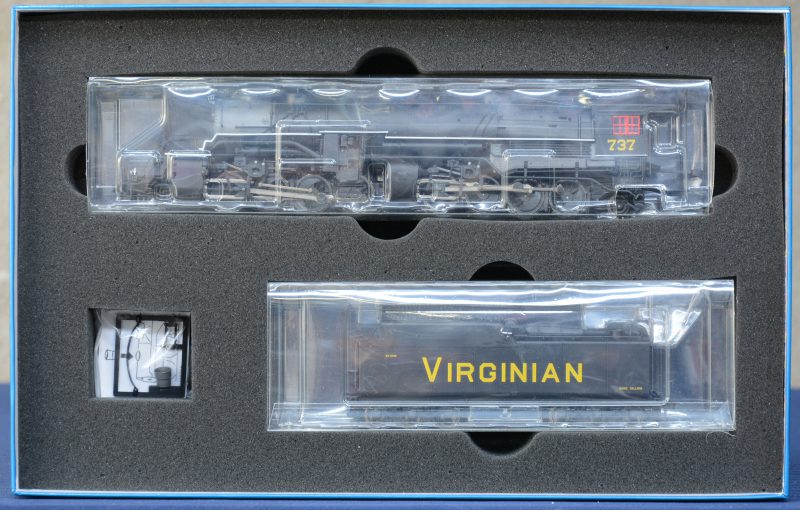 Een Y6B Mallet stoomlocomotief met getrokken tender van de Virginian Railway. In originele doos.