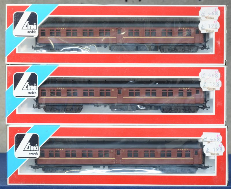 Drie teakhouten eersteklasserijtuigen van de Australische spoorwegen voor spoortype HO. In originele dozen.