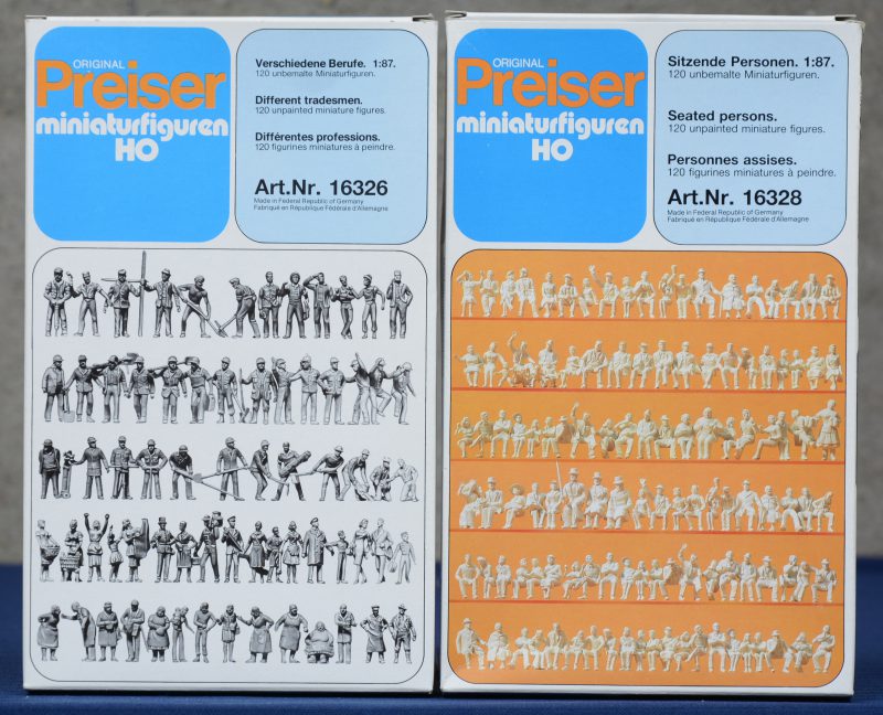 Twee sets met telkens 120 onbeschilderde miniatuurfiguren op schaal HO, waarbij één reeks met arbeiders, de andere met zittende personen.