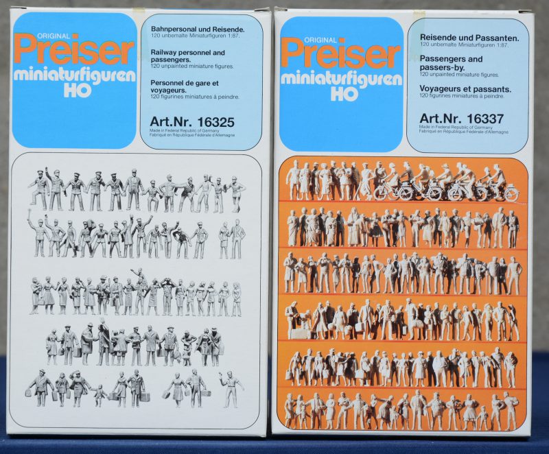 Twee sets met telkens 120 onbeschilderde miniatuurfiguren op schaal HO. Reizigers, voorbijgangers en spoorwegpersoneel.