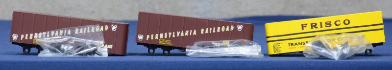 Drie trailers, waarbij twee van Pennsylvania Railroad en één van Frisco Transportation”. Schaal HO. Te assembleren. Compleet en in originele verpakkingen.
