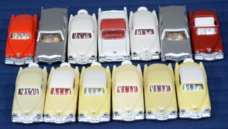 Een lot van dertien modelauto’s op schaal HO:- Cadillac Coupé. (X5)- Cadillac Cabrio gesloten (X4)- Cadillac Cabrio open.- Cadillac de Ville ‘59.- Cadillac limousine.