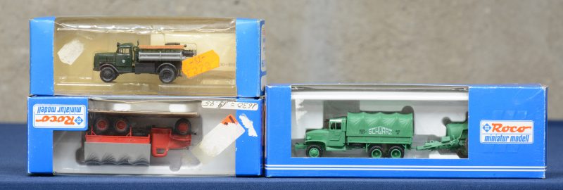 Twee CCKW - Henschel trucks, waarbij één met aanhangwagen, evenals een Opel Blitz pompwagen. Schaal HO. in originele dozen.