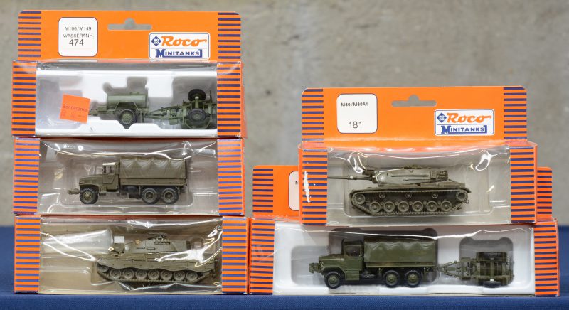 Een lot van vijf modelvoertuigen op schaal HO:- Leopard A1A1 tank.- M60 tank.- M34 truck met watertank aanhanger.- CCKW 353 truck.- Twee watertank aanhangers.