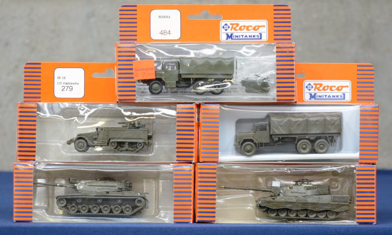 Een lot van vijf modelvoertuigen op schaal HO:- Leopard A1A1 tank.- M60 tank.- Magirus-Deutz Jupiter truck.- M16 U.S. Half-track.- M35A2 truck.