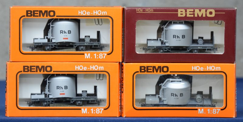 Een lot van vier cementsilowagons van de Rhätische Bahn voor spoortype HO-m. In originele dozen.