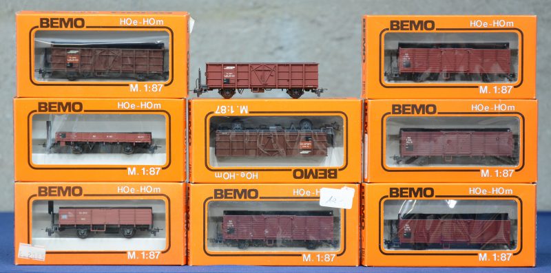 Een lot van negen open goederenwagons, waarvan zes van de Rhätische Bahn en één van de Brig-Visp-Zermatt-Bahn. Spoortype HO-m. In originele dozen.