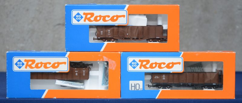 Drie open goederenwagons, waarbij twee van de Oostenrijkse spoorwegen. Smalspoortype HO-e. In originele dozen.