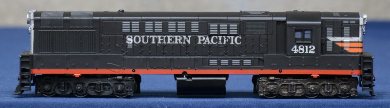Een Trainmaster PWR diesellocomotief ‘Black Widow’ van de Southern Pacific voor spoortype HO. In originele doos.