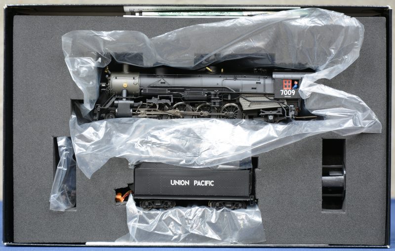 Een USRA 4-8-2 stoomlocomotief met getrokken tender van de Union Pacific. Spoortype HO. In originele doos.