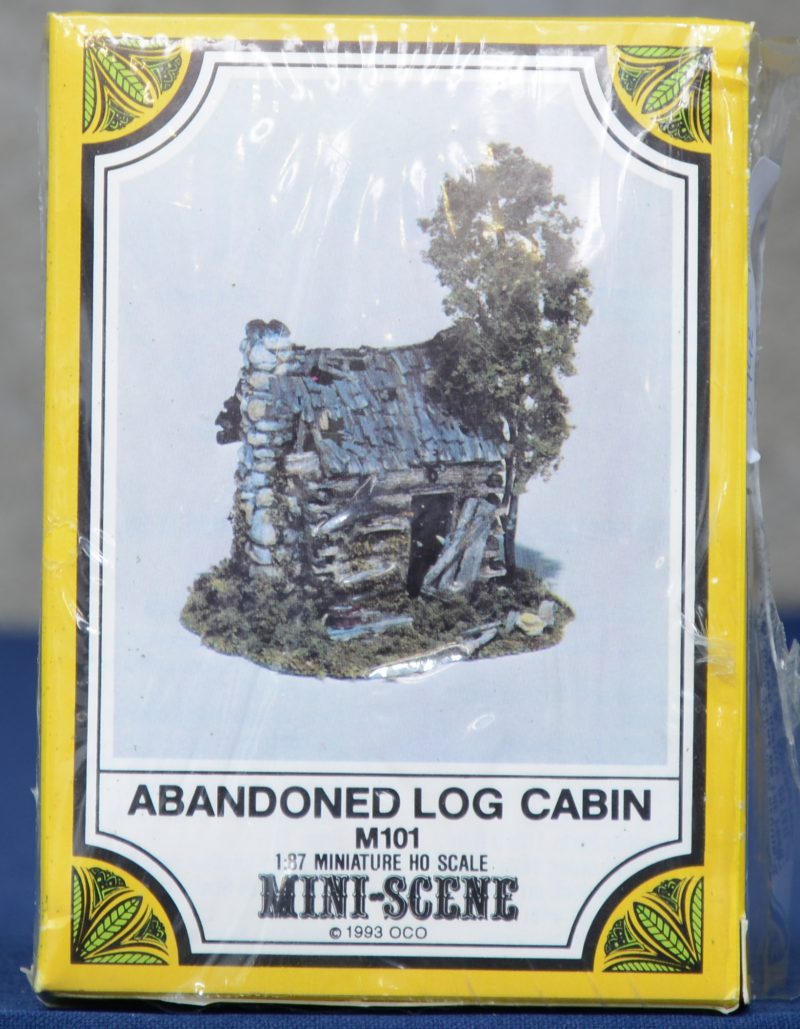 “Abandoned log cabin”. Een metalen modelbouwset op schaal HO. Compleet en in originele verpakking.