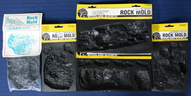 Een lot van vijf plastic mallen voor het maken van rotsen voor modelbouw.