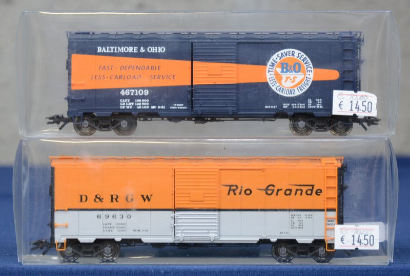 Twee Amerikaanse goederenwagons voor spoortype HO, waarbij één van Denver & Rio Grande Western en één van Baltimore & Ohio.