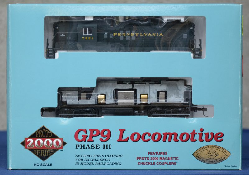 Een Amerikaanse GP9 diesellocomotief phase III van Pennsylvania Railroad  voor spoortype HO. In originele doos.
