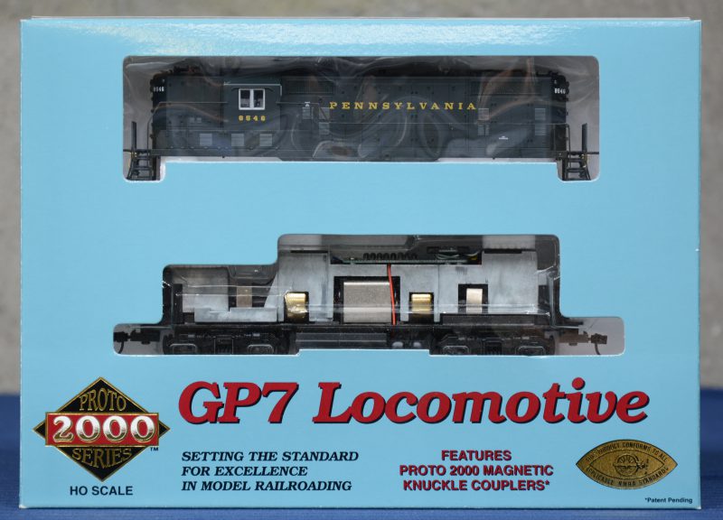 Een GP7 Diesel-elektrolocomotief van Pannsylvania Railroad voor spoortype HO. In originele doos.