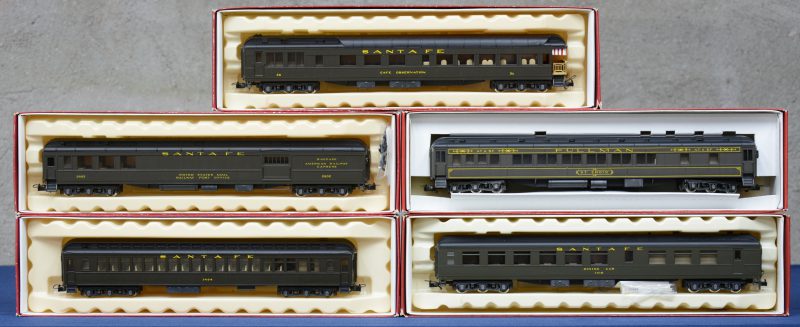 Een lot passagierswagons van Santa Fe, bestaande uit postwagon, een Pullman wagon, een Caféwagon, een restauratiewagen en een personenwagon. Spoortype HO. In originele dozen.