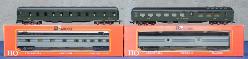 Twee passagierswagons van Baltimore & Ohio en een passagierswagon en bagagewagen van New York Central. Spoortype HO. In originele dozen.