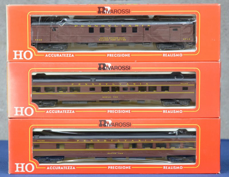 Een postwagon en twee laatste rijtuigen van Pennsylvania Railroad. Spoortype HO. In originele dozen.