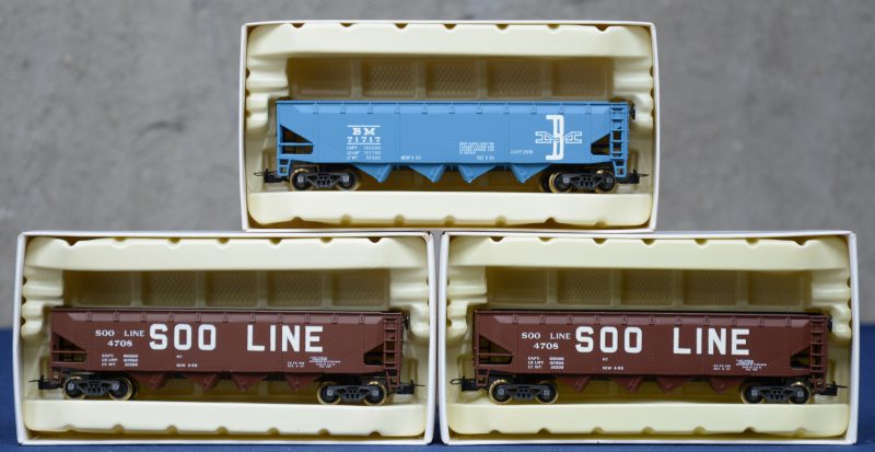 Drie hopperwagons, waarbij één van Boston & Maine en twee van de SOO Line. Spoortype HO. In originele dozen.