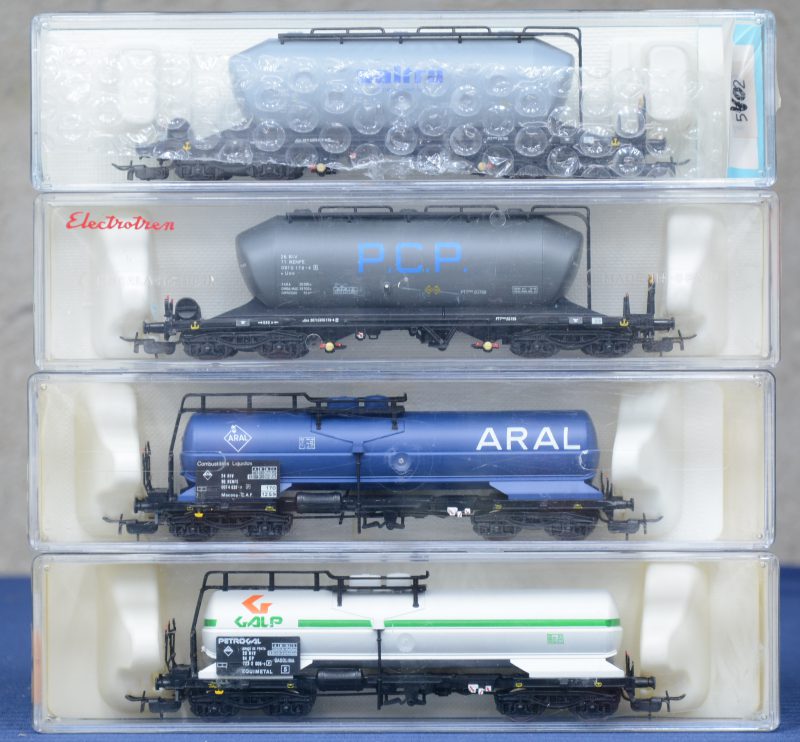 Vier tankwagens van de Spaanse spoorwegen, waarbij één van PCP, één van Saltra, één van Aral en één van Petrogal.