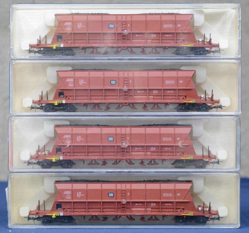 Vier kolenhoppers van de Deutsche Bundesbahn voor spoortype HO. In originele dozen.