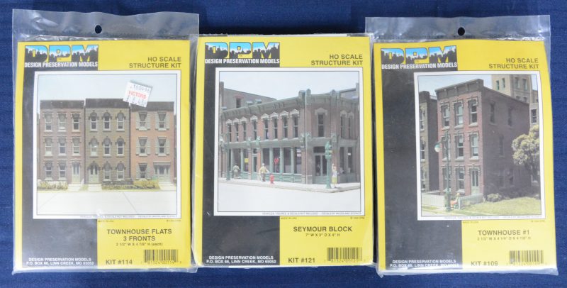 Drie modelbouwpakketten op schaal HO:- “Townhouse #1”.- “Townhouses flats. 3 fronts”.- “Seymour block”.Compleet en in originele verpakkingen.