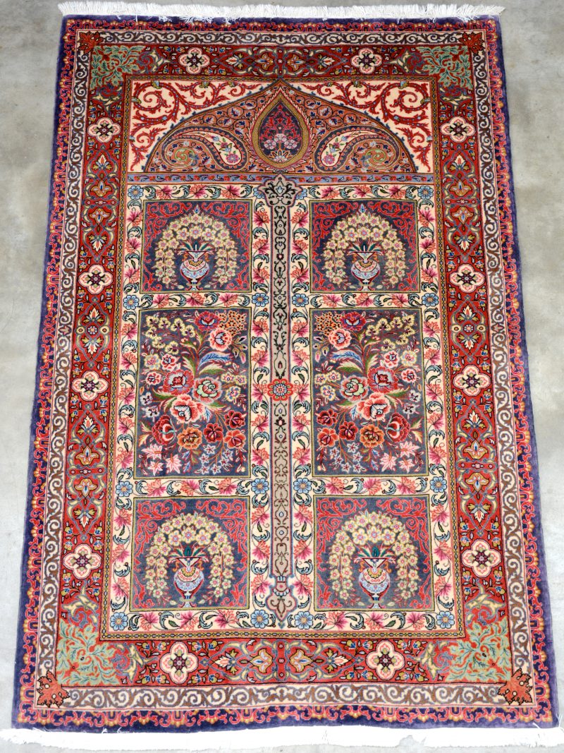 Een handgeknoopt Perzisch wollen karpet met een decor van bloemen en bloemenvazen in vakken.