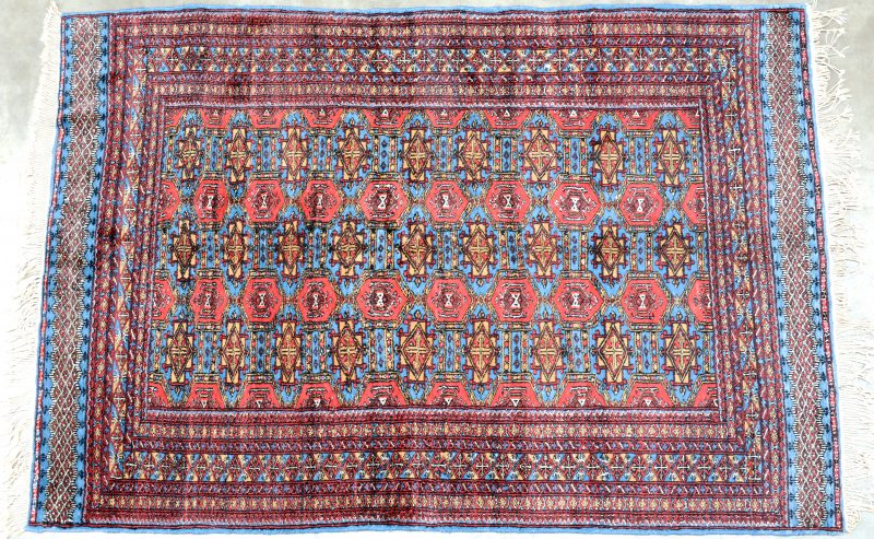 Een handgeknoopt Afghaans wollen karpet.
